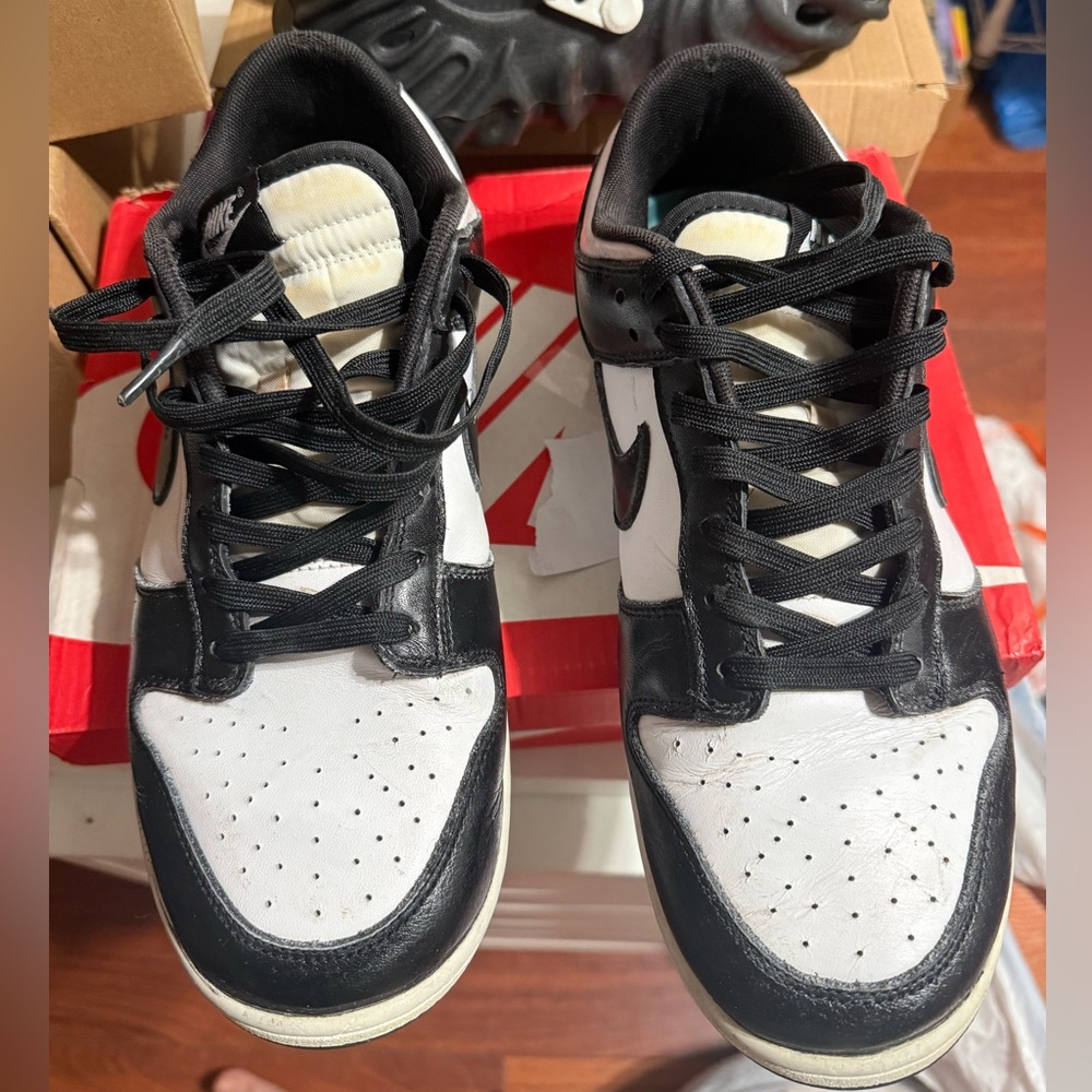 NIKE Black and White Low-Top Sneakers Size 11